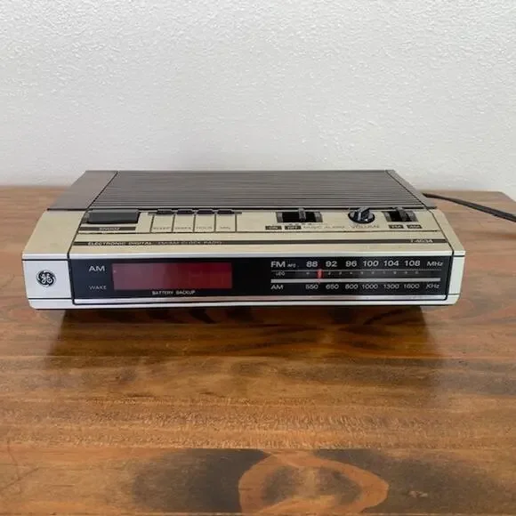 Vintage General Electric GE AM/FM Alarm Clock Radio Wood Grain- WORKS - Picture 7 of 7